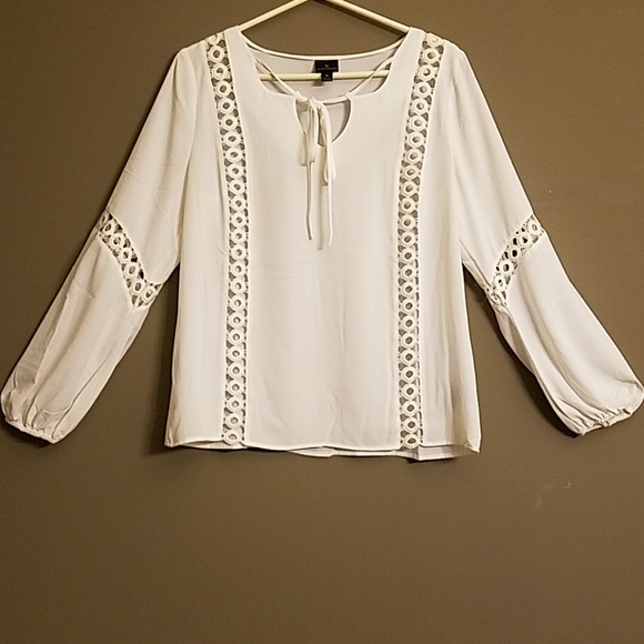 Adorable, Modern Blouse by Worthington Size M - Picture 2 of 3